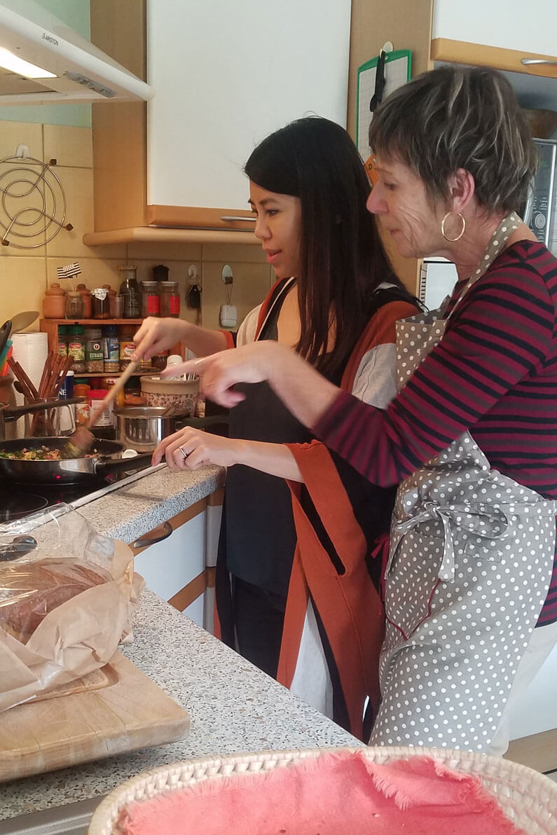 Zwei Frauen die zusammen kochen