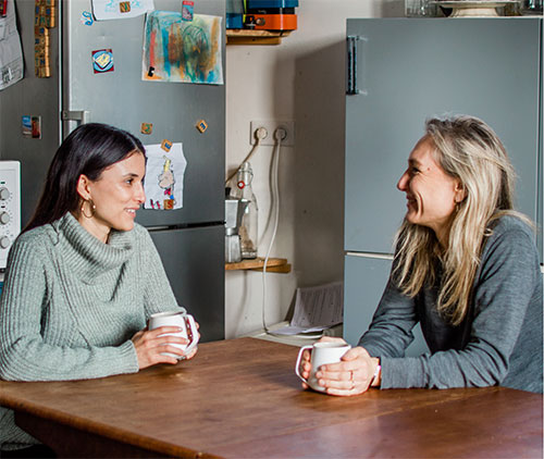 deux femmes qui discutent