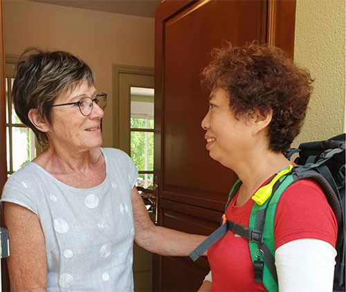 deux femmes qui prennent le thé